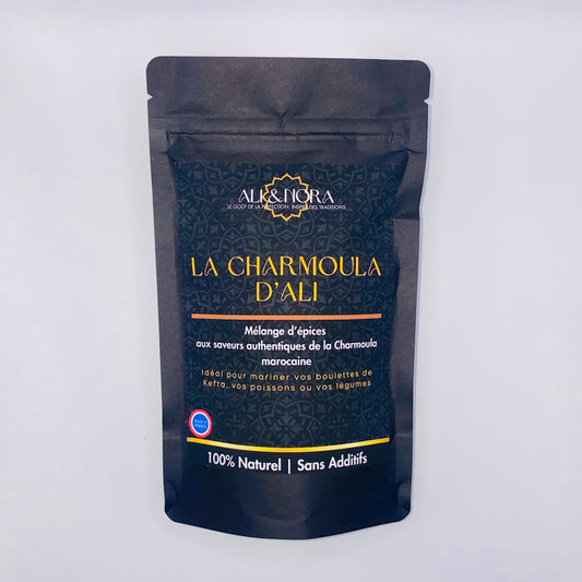 Découvrez le packaging élégant de La Charmoula d'Ali™ (recto), un mélange d'épices authentique et 100% naturel. Parfait pour sublimer vos marinades, légumes et plats méditerranéens, ce produit reflète l’excellence et le savoir-faire culinaire d’Ali & Nora.